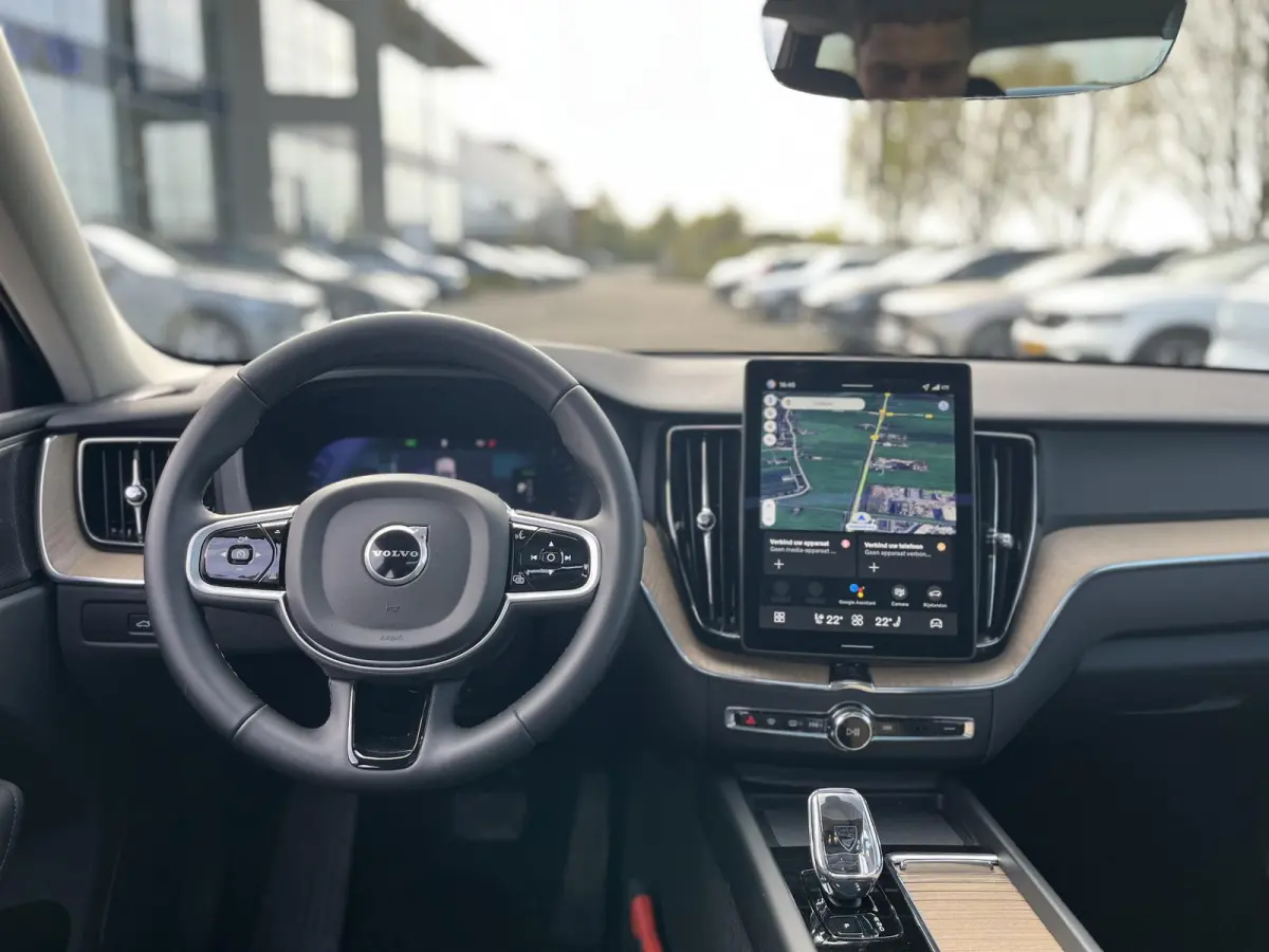 T6 Plug-in hybrid AWD Plus Dark | 360 Graden Camera | Trekhaak | Panoramadak | Apple Carplay | Stoel- en Stuurverwarming |