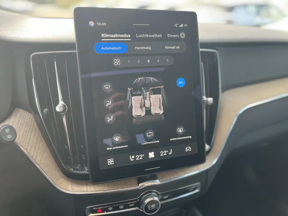 T6 Plug-in hybrid AWD Plus Dark | 360 Graden Camera | Trekhaak | Panoramadak | Apple Carplay | Stoel- en Stuurverwarming |