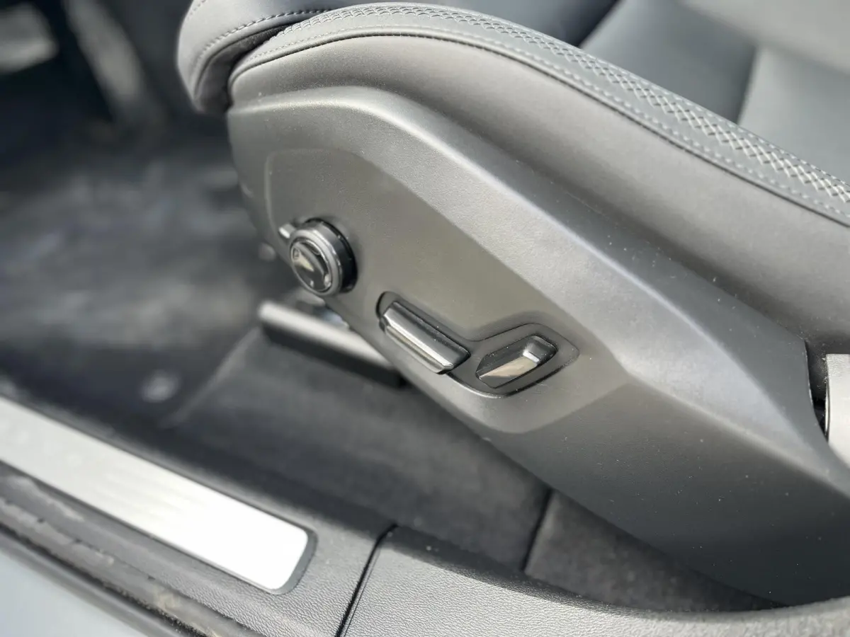 T6 Plug-in hybrid AWD Plus Dark | 360 Graden Camera | Trekhaak | Panoramadak | Apple Carplay | Stoel- en Stuurverwarming |