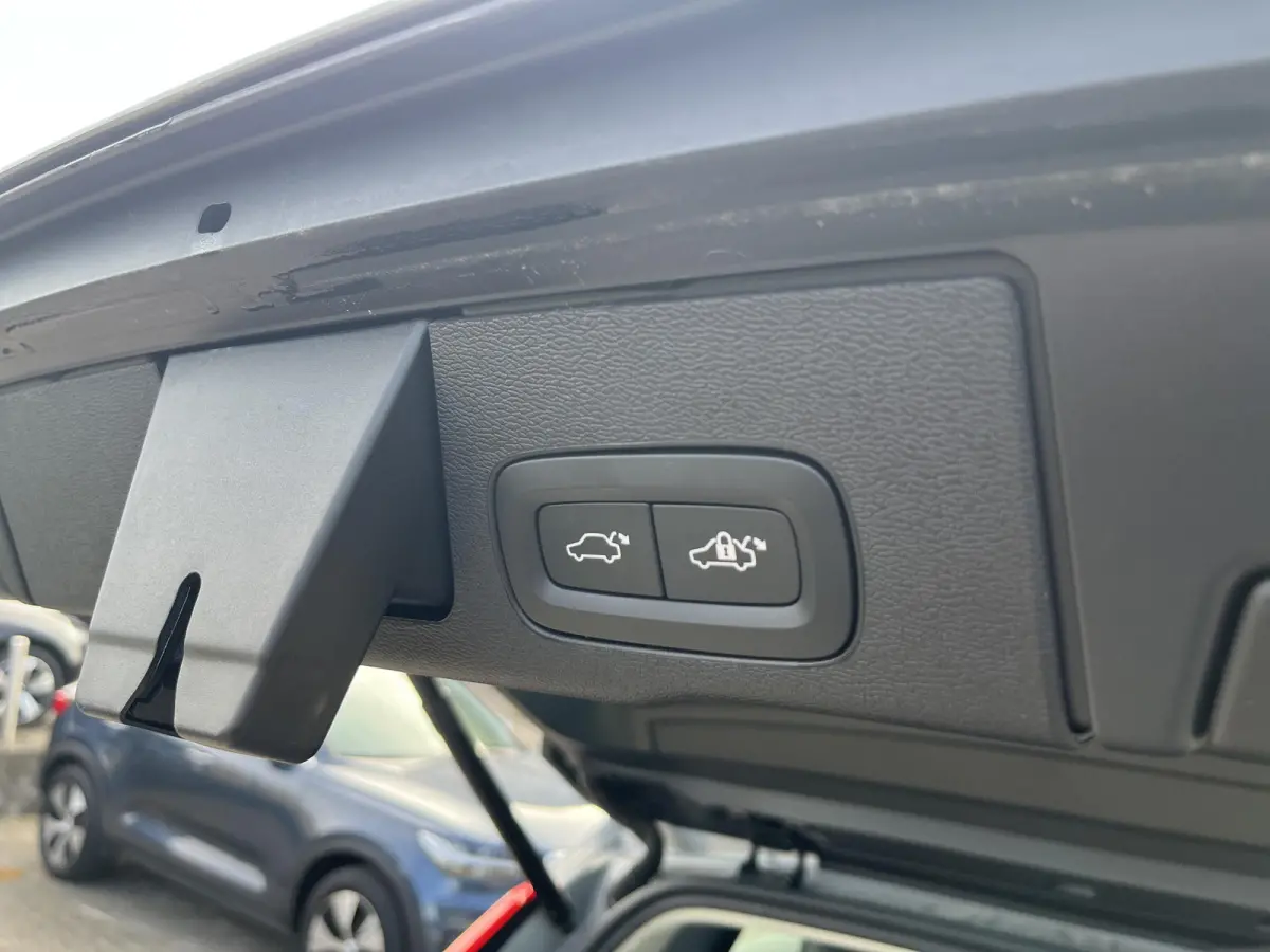 T6 Plug-in hybrid AWD Plus Dark | 360 Graden Camera | Trekhaak | Panoramadak | Apple Carplay | Stoel- en Stuurverwarming |
