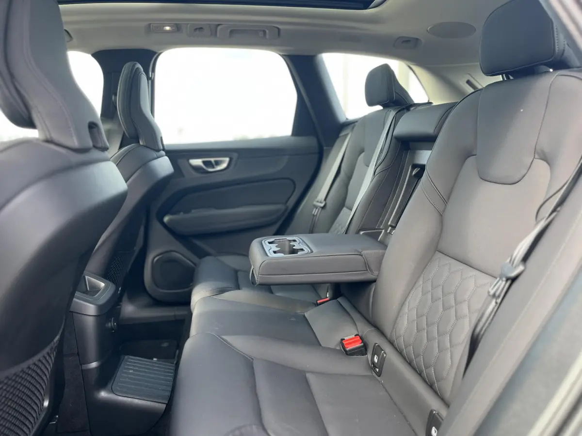 T6 Plug-in hybrid AWD Plus Dark | 360 Graden Camera | Trekhaak | Panoramadak | Apple Carplay | Stoel- en Stuurverwarming |