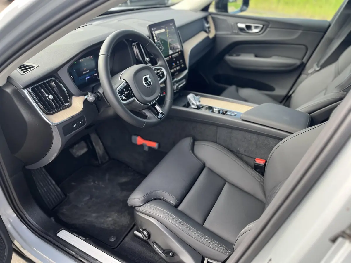 T6 Plug-in hybrid AWD Plus Dark | 360 Graden Camera | Trekhaak | Panoramadak | Apple Carplay | Stoel- en Stuurverwarming |