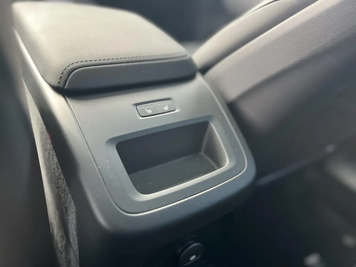 T6 Plug-in hybrid AWD Plus Dark | 360 Graden Camera | Trekhaak | Panoramadak | Apple Carplay | Stoel- en Stuurverwarming |