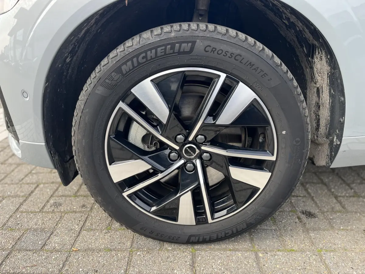 T6 Plug-in hybrid AWD Plus Dark | 360 Graden Camera | Trekhaak | Panoramadak | Apple Carplay | Stoel- en Stuurverwarming |