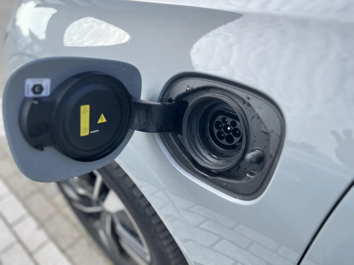 T6 Plug-in hybrid AWD Plus Dark | 360 Graden Camera | Trekhaak | Panoramadak | Apple Carplay | Stoel- en Stuurverwarming |
