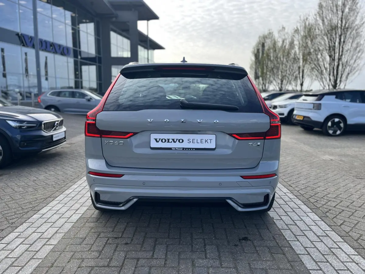 T6 Plug-in hybrid AWD Plus Dark | 360 Graden Camera | Trekhaak | Panoramadak | Apple Carplay | Stoel- en Stuurverwarming |