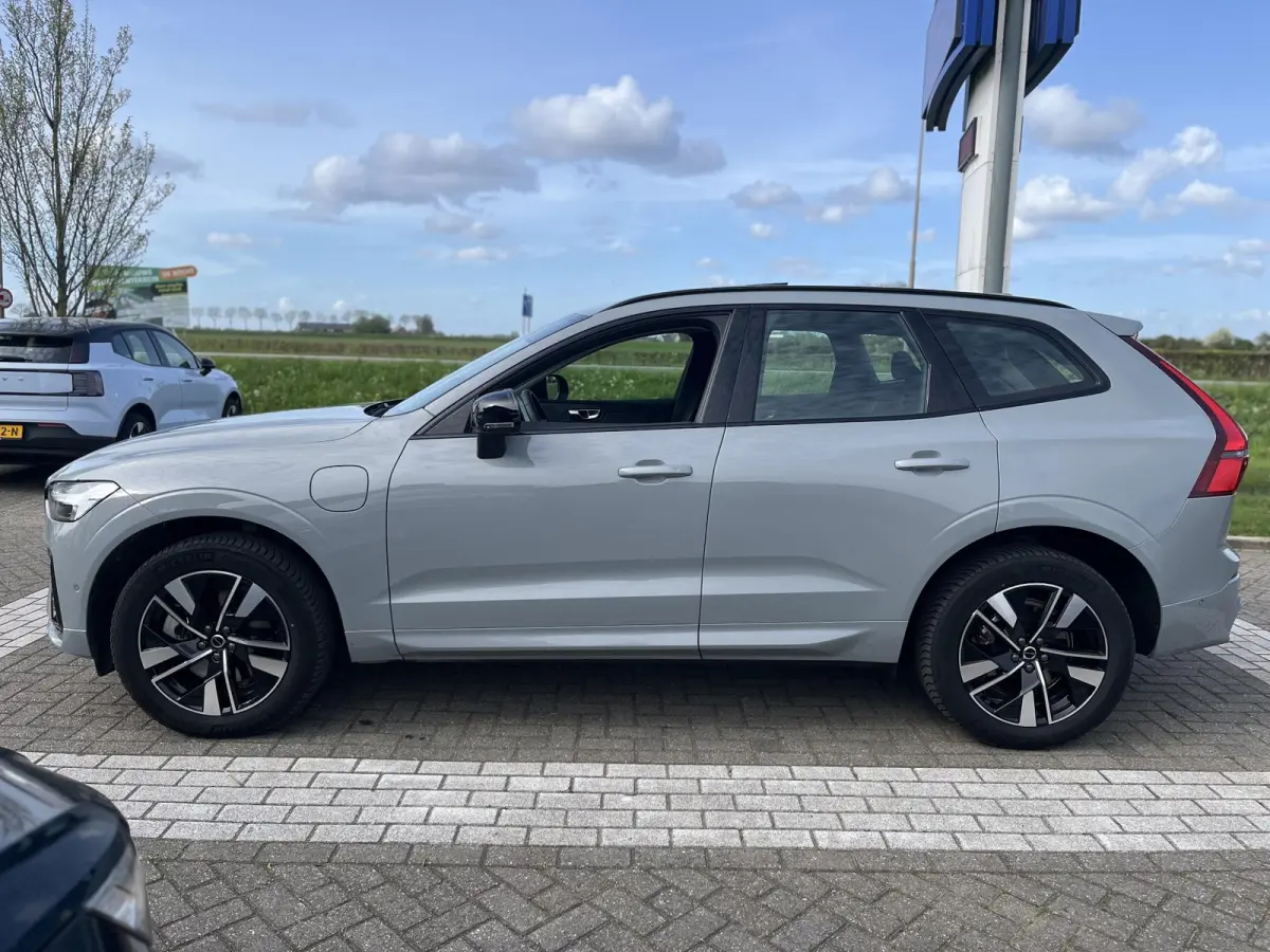 T6 Plug-in hybrid AWD Plus Dark | 360 Graden Camera | Trekhaak | Panoramadak | Apple Carplay | Stoel- en Stuurverwarming |