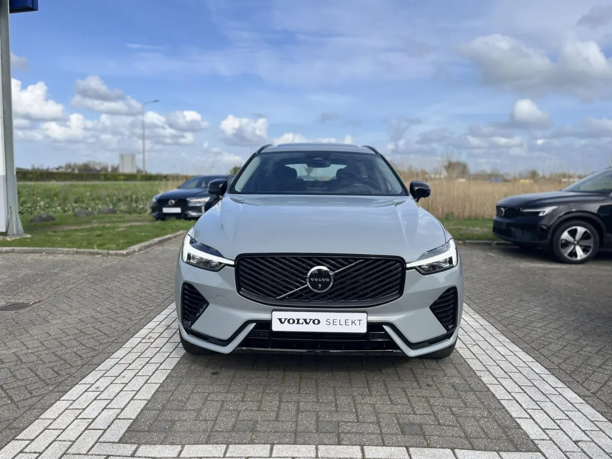 T6 Plug-in hybrid AWD Plus Dark | 360 Graden Camera | Trekhaak | Panoramadak | Apple Carplay | Stoel- en Stuurverwarming |