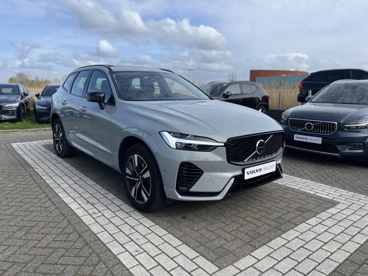 T6 Plug-in hybrid AWD Plus Dark | 360 Graden Camera | Trekhaak | Panoramadak | Apple Carplay | Stoel- en Stuurverwarming |