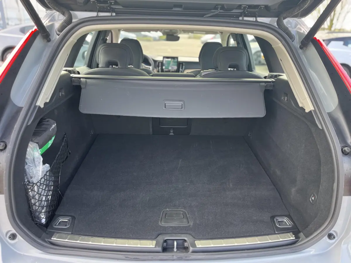 T6 Plug-in hybrid AWD Plus Dark | 360 Graden Camera | Trekhaak | Panoramadak | Apple Carplay | Stoel- en Stuurverwarming |
