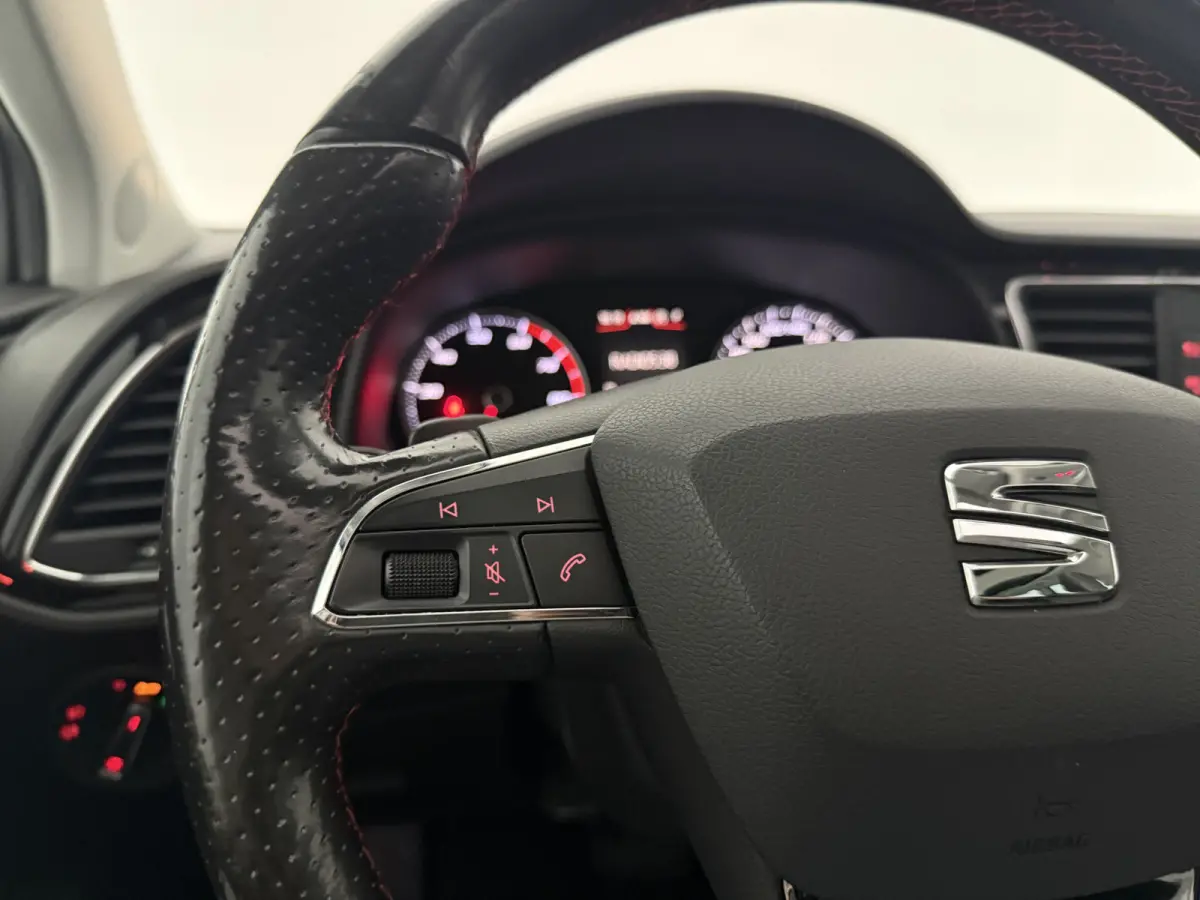 1.8 TSI FR Business Intense 180PK | Pano | Sfeer | Carplay | Cruise | Parkeersens.