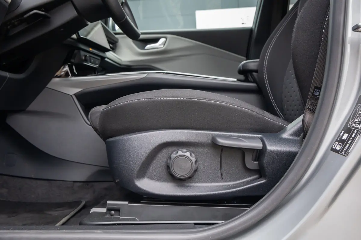 44 kWh | Camera | Stoel/stuur/voorruit verwarming | Cruise control | Full-LED | Apple Carplay/Android Auto | Volledig digitaal dashboard | Achteruitrijcamera | Apple Carplay/Android Auto|tel