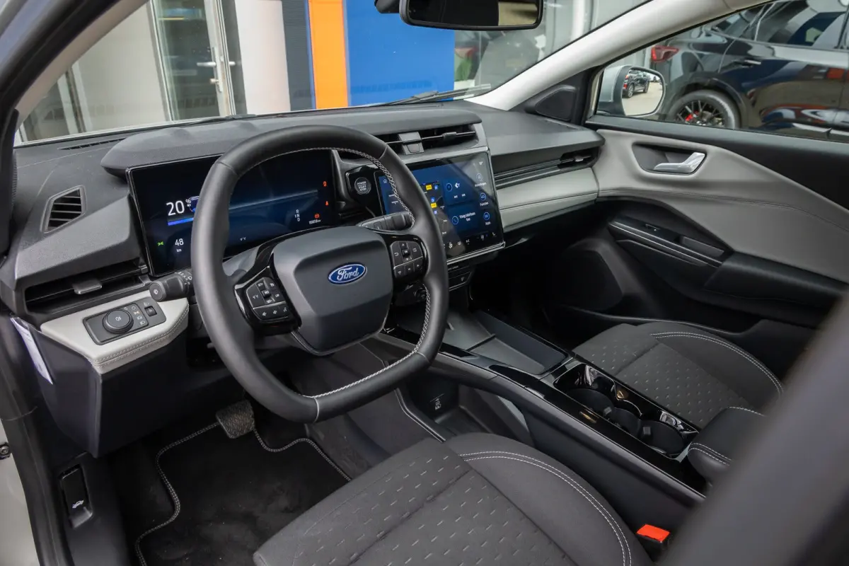 44 kWh | Camera | Stoel/stuur/voorruit verwarming | Cruise control | Full-LED | Apple Carplay/Android Auto | Volledig digitaal dashboard | Achteruitrijcamera | Apple Carplay/Android Auto|tel