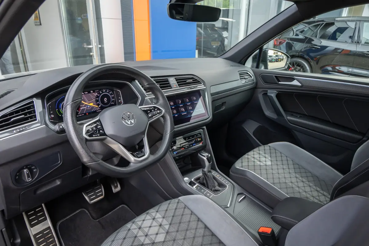 1.4 TSI eHybrid R-Line Business+ | Pano | 360 camera | Black-style | Cruise adaptief | Dodehoek detectie | Stoel+stuur verwarming | Cruise control adaptief | Cruise control adaptief met Stop