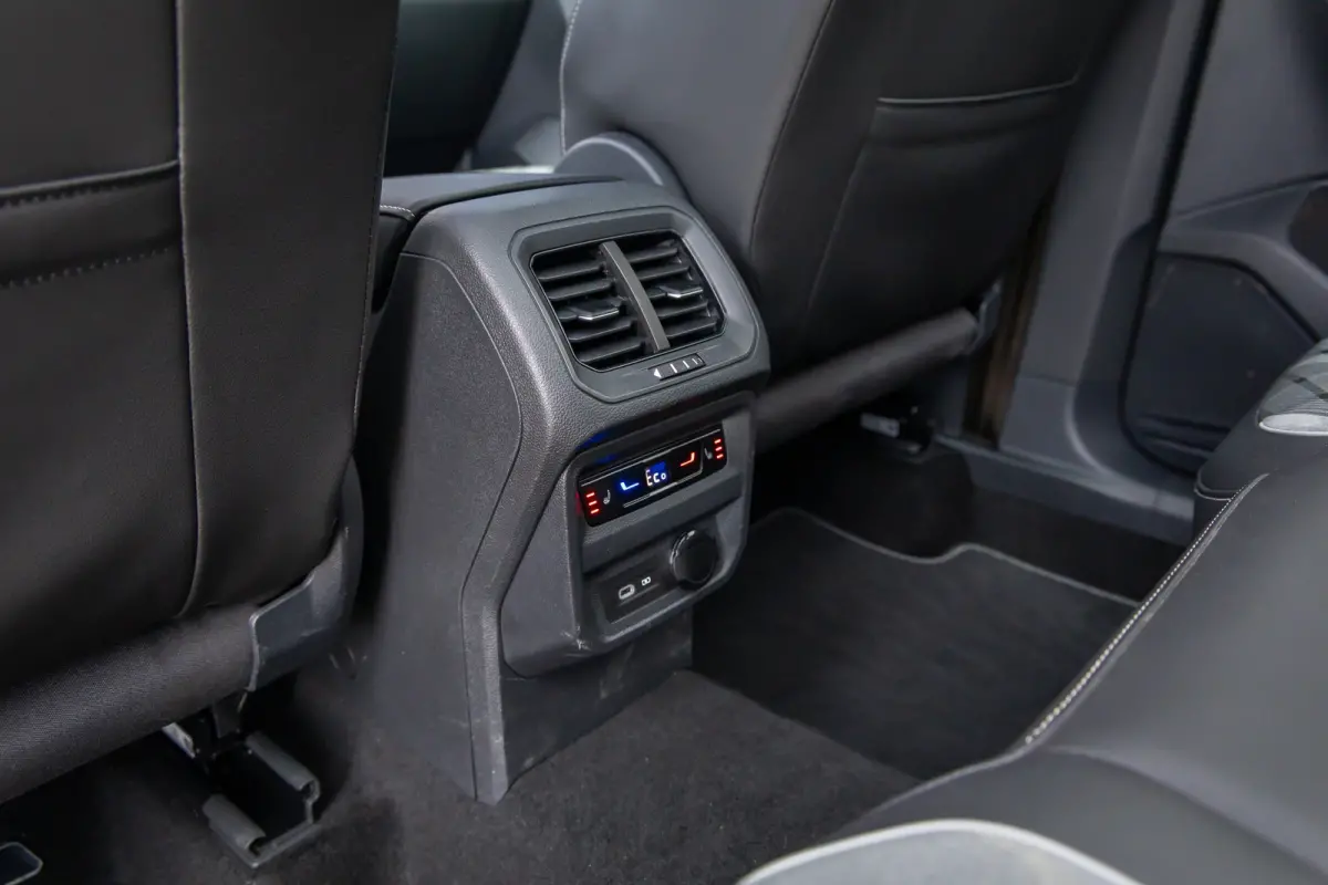 1.4 TSI eHybrid R-Line Business+ | Pano | 360 camera | Black-style | Cruise adaptief | Dodehoek detectie | Stoel+stuur verwarming | Cruise control adaptief | Cruise control adaptief met Stop