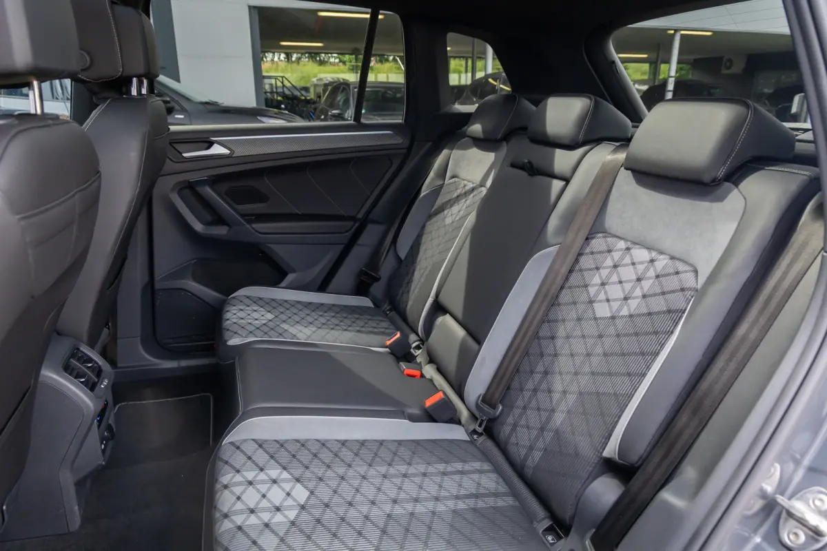1.4 TSI eHybrid R-Line Business+ | Pano | 360 camera | Black-style | Cruise adaptief | Dodehoek detectie | Stoel+stuur verwarming | Cruise control adaptief | Cruise control adaptief met Stop