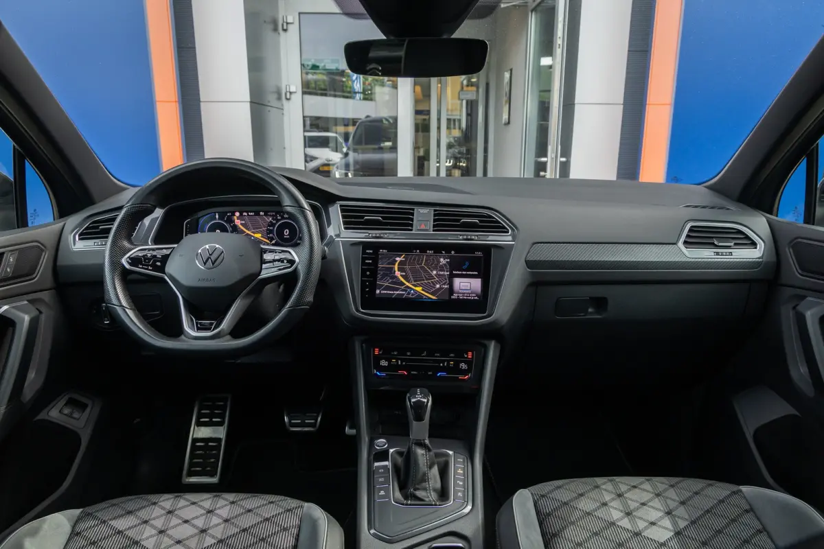 1.4 TSI eHybrid R-Line Business+ | Pano | 360 camera | Black-style | Cruise adaptief | Dodehoek detectie | Stoel+stuur verwarming | Cruise control adaptief | Cruise control adaptief met Stop