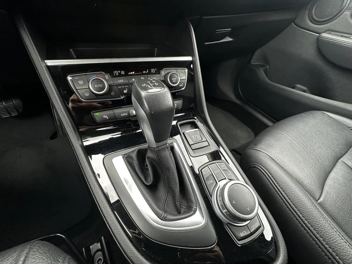 225xe iPerformance HUD|Camera|Leder