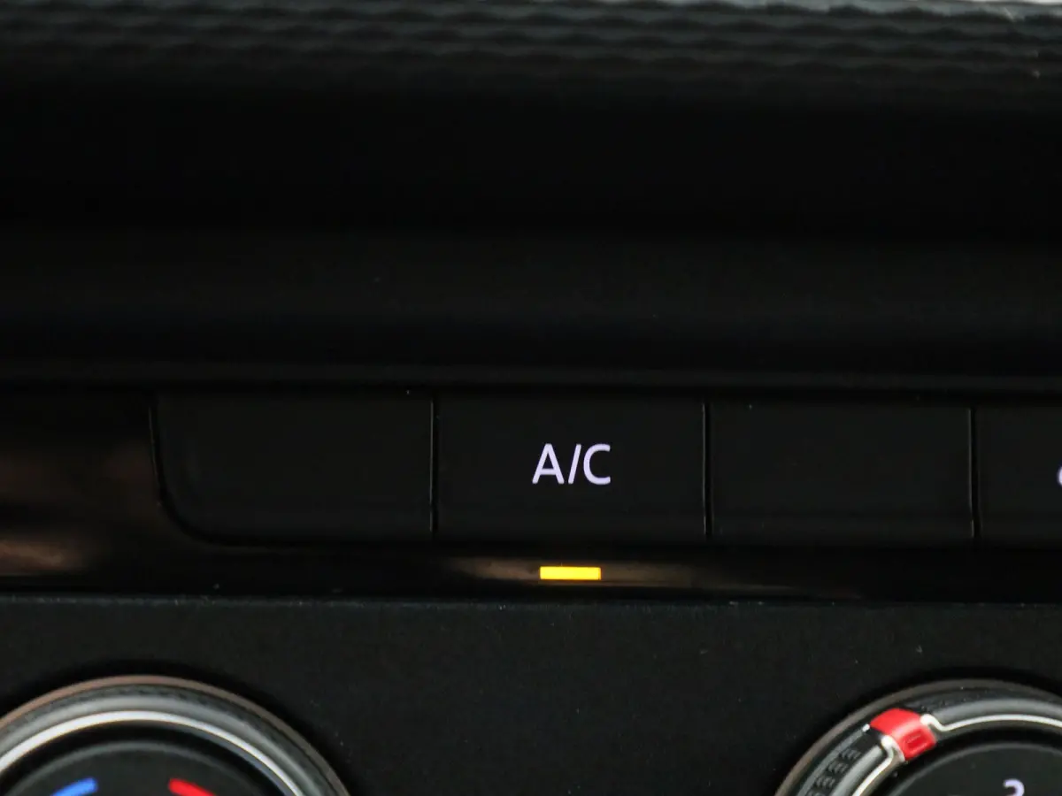 2.0 TDI L1H1 110PK | Airco | Parkeersensoren Achter | Navigatie | Apple/Android Carplay | Elektrisch Verstel/Verwarmbare Spiegels |