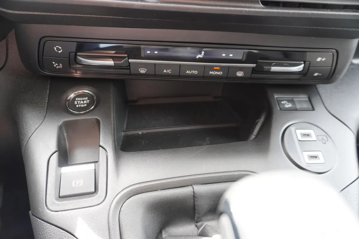 BlueHDi 130PK S&S L2 1000kg 3 zits nr.V059 | Airco | Cruise | Camera | Apple CP+Android auto