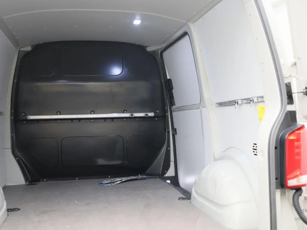 2.0 TDI L1H1 150PK Automaat | Multifunctioneel Stuurwiel | Stoelverwarming | Elektrische Spiegels | Parkeersensoren Achter | Cruise Control | App-Connect | DAB+ | Airco |