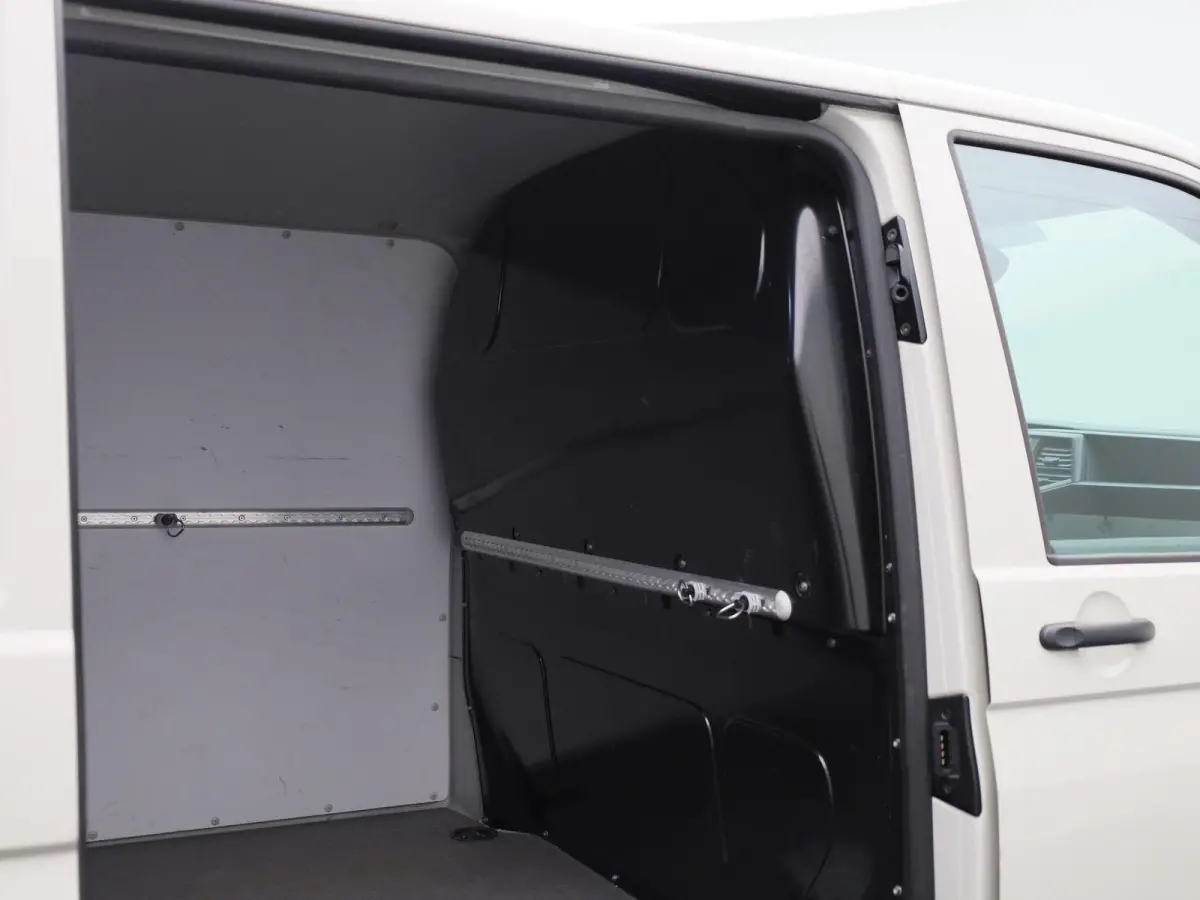 2.0 TDI L1H1 150PK Automaat | Multifunctioneel Stuurwiel | Stoelverwarming | Elektrische Spiegels | Parkeersensoren Achter | Cruise Control | App-Connect | DAB+ | Airco |