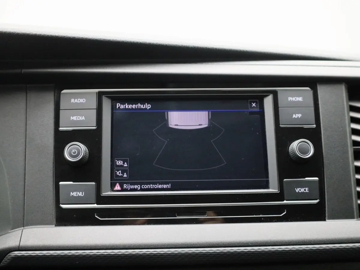 2.0 TDI L1H1 150PK Automaat | Multifunctioneel Stuurwiel | Stoelverwarming | Elektrische Spiegels | Parkeersensoren Achter | Cruise Control | App-Connect | DAB+ | Airco |