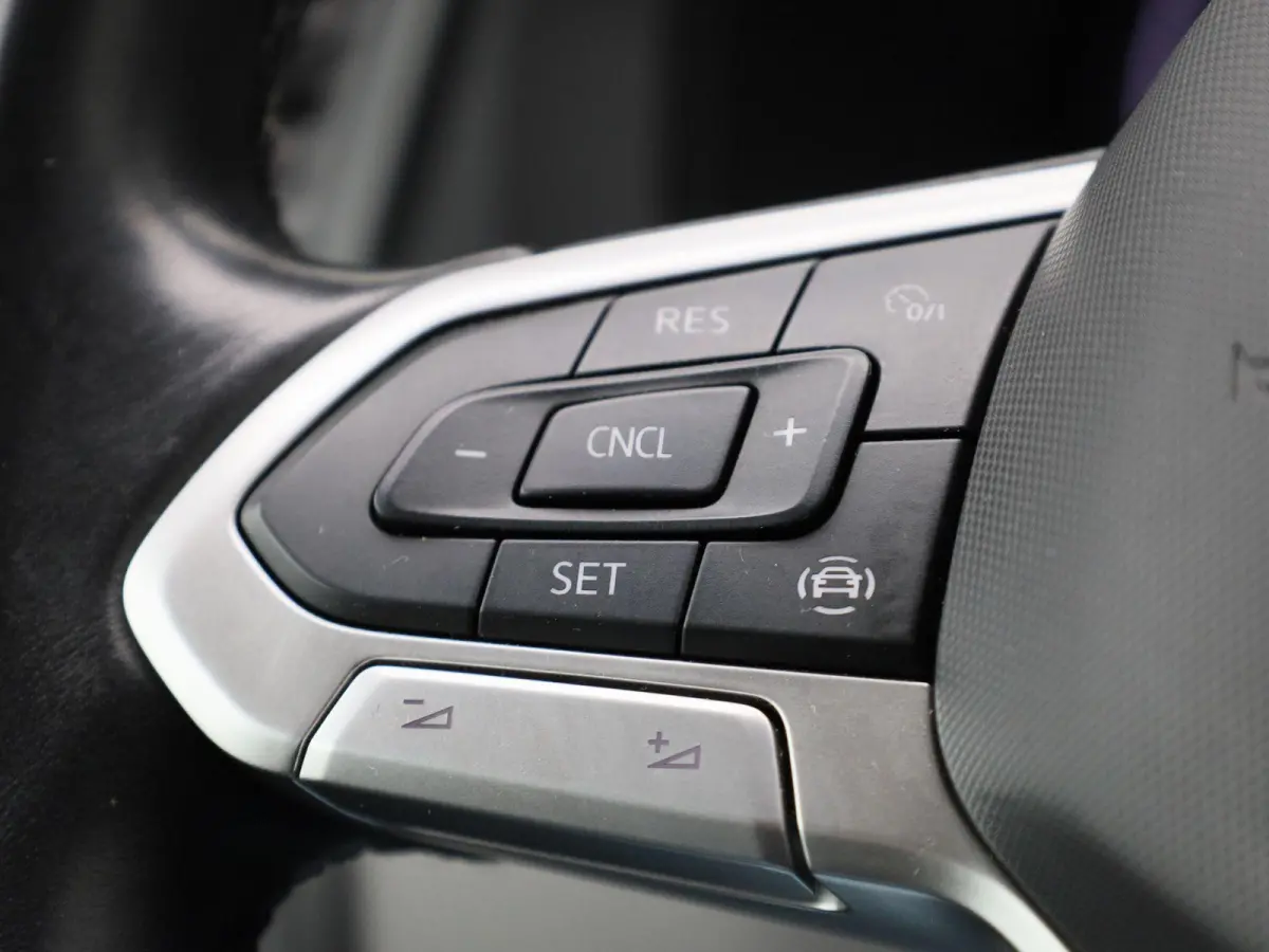2.0 TDI L1H1 150PK Automaat | Multifunctioneel Stuurwiel | Stoelverwarming | Elektrische Spiegels | Parkeersensoren Achter | Cruise Control | App-Connect | DAB+ | Airco |