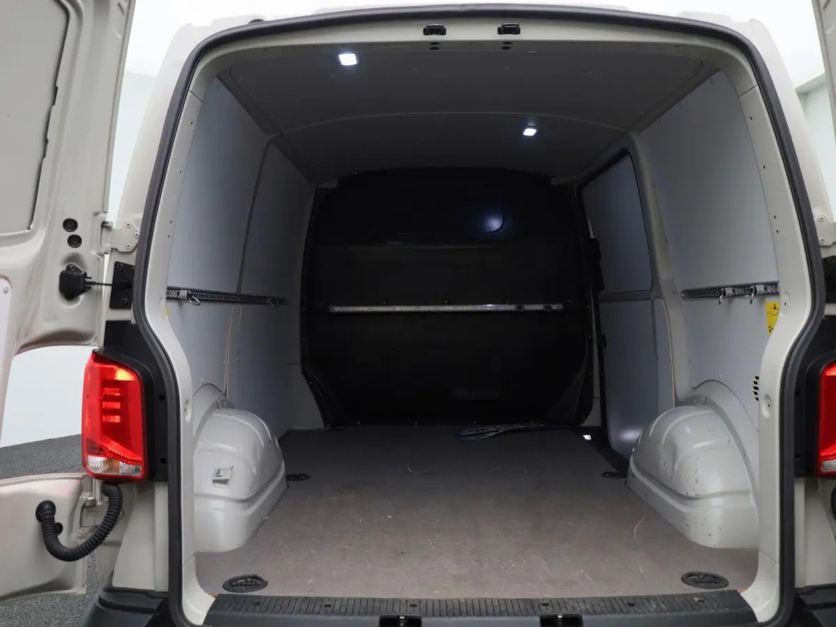 2.0 TDI L1H1 150PK Automaat | Multifunctioneel Stuurwiel | Stoelverwarming | Elektrische Spiegels | Parkeersensoren Achter | Cruise Control | App-Connect | DAB+ | Airco |