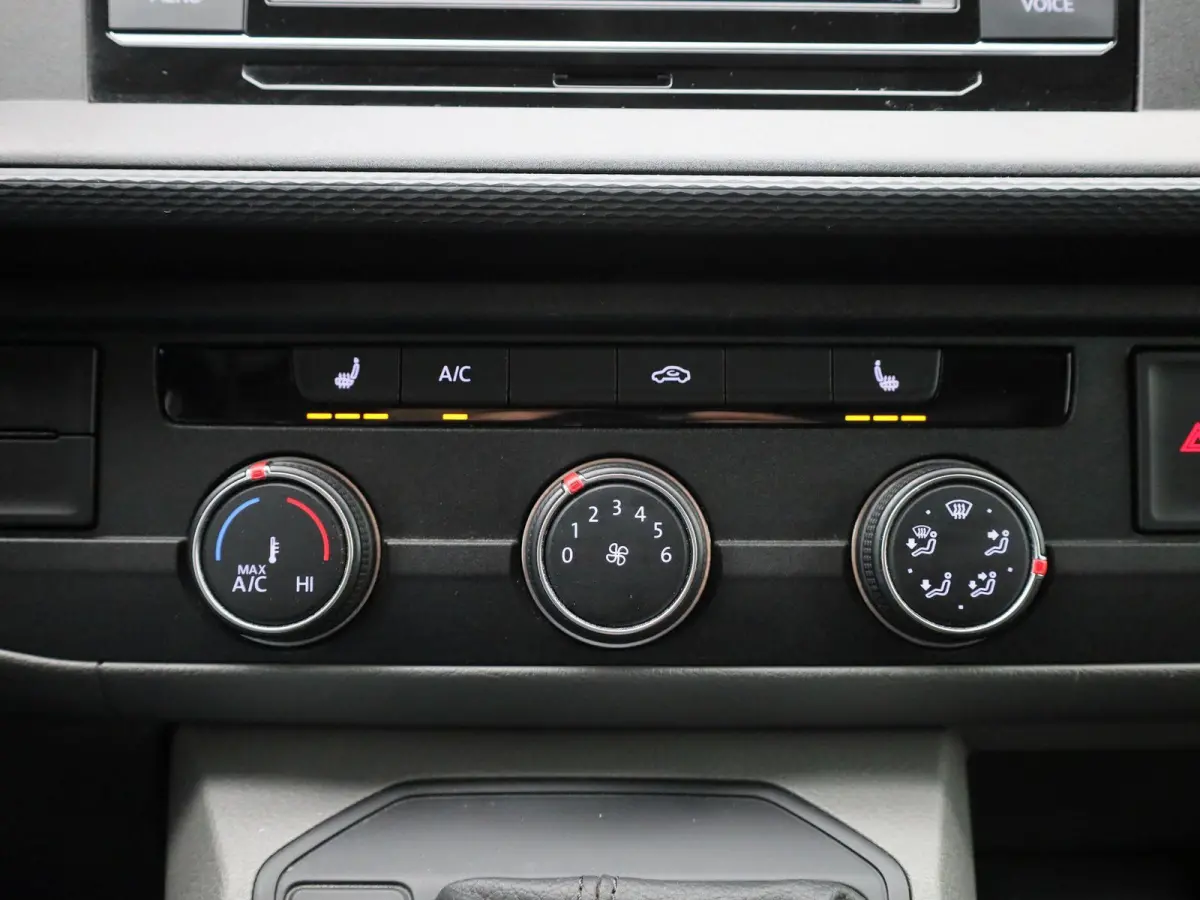 2.0 TDI L1H1 150PK Automaat | Multifunctioneel Stuurwiel | Stoelverwarming | Elektrische Spiegels | Parkeersensoren Achter | Cruise Control | App-Connect | DAB+ | Airco |