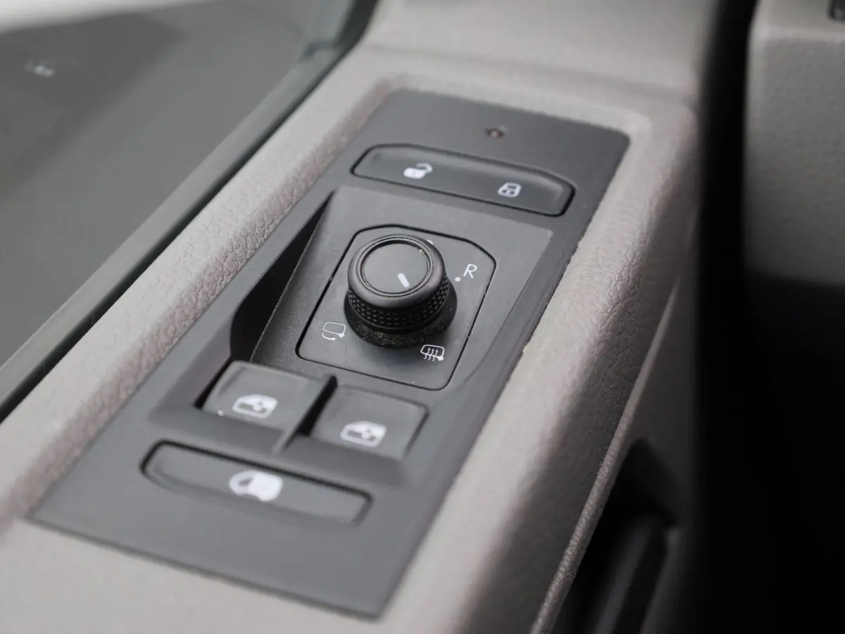 2.0 TDI L1H1 150PK Automaat | Multifunctioneel Stuurwiel | Stoelverwarming | Elektrische Spiegels | Parkeersensoren Achter | Cruise Control | App-Connect | DAB+ | Airco |