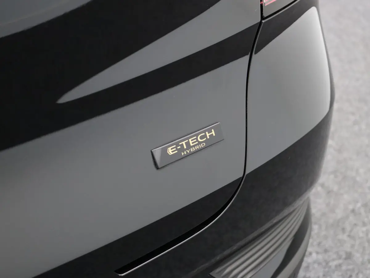 E-Tech full hybrid 160pk techno | Vijf jaar garantie | Stoel- en stuurwielverwarming | Achteruitrijcamera |