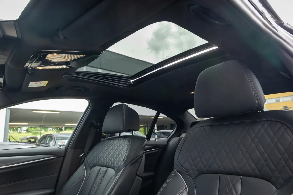 530e M-sport | Pano | 20'' | SOH 96% | Leder | M-pakket | Harman/kardon | Head-up | Elektrisch verstelb. bestuurdersstoel | Apple Carplay/Android Auto | Achteruitrijcamera | Apple Carplay/An