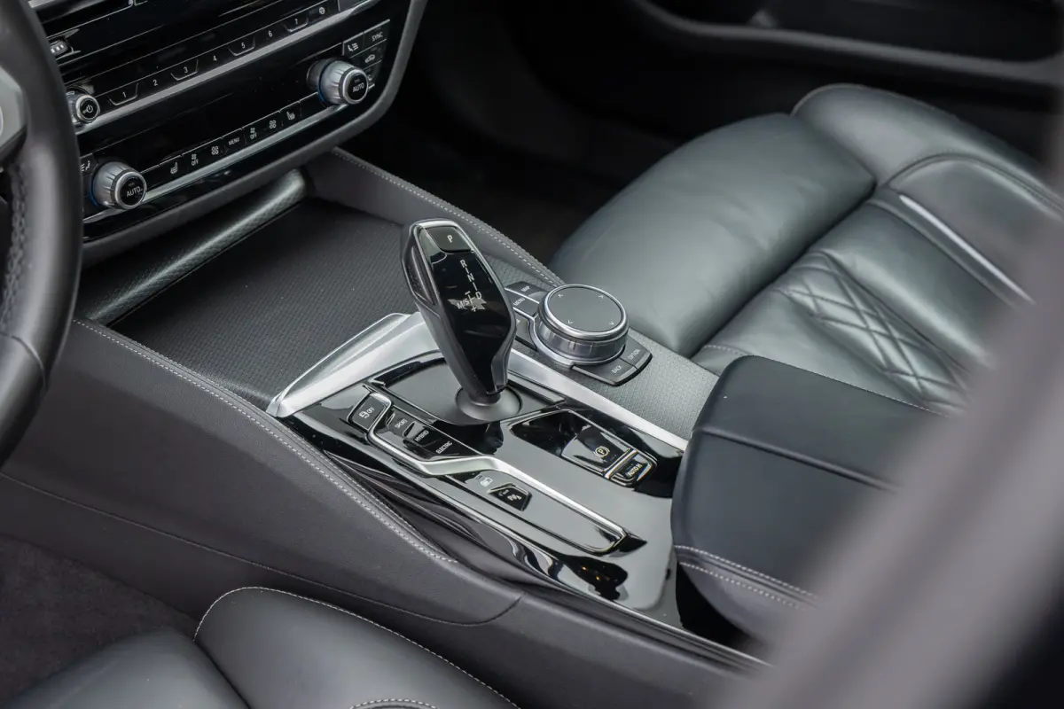 530e M-sport | Pano | 20'' | SOH 96% | Leder | M-pakket | Harman/kardon | Head-up | Elektrisch verstelb. bestuurdersstoel | Apple Carplay/Android Auto | Achteruitrijcamera | Apple Carplay/An