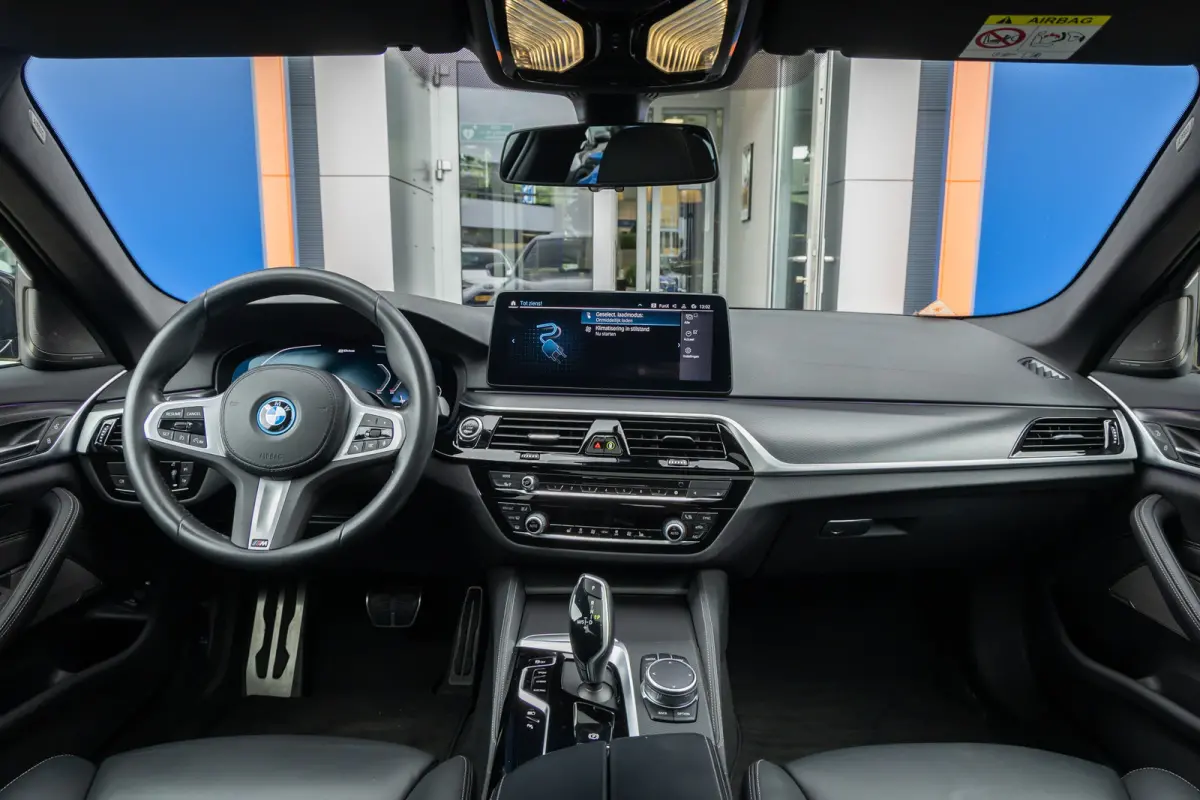 530e M-sport | Pano | 20'' | SOH 96% | Leder | M-pakket | Harman/kardon | Head-up | Elektrisch verstelb. bestuurdersstoel | Apple Carplay/Android Auto | Achteruitrijcamera | Apple Carplay/An
