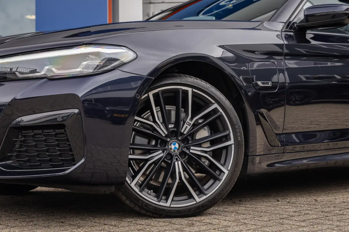 530e M-sport | Pano | 20'' | SOH 96% | Leder | M-pakket | Harman/kardon | Head-up | Elektrisch verstelb. bestuurdersstoel | Apple Carplay/Android Auto | Achteruitrijcamera | Apple Carplay/An