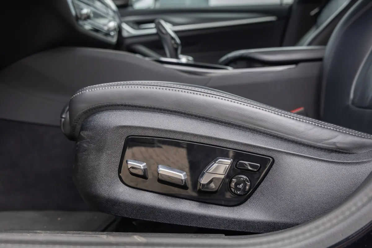 530e M-sport | Pano | 20'' | SOH 96% | Leder | M-pakket | Harman/kardon | Head-up | Elektrisch verstelb. bestuurdersstoel | Apple Carplay/Android Auto | Achteruitrijcamera | Apple Carplay/An