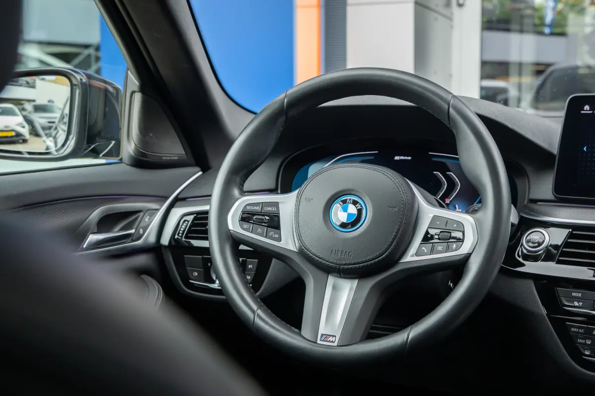530e M-sport | Pano | 20'' | SOH 96% | Leder | M-pakket | Harman/kardon | Head-up | Elektrisch verstelb. bestuurdersstoel | Apple Carplay/Android Auto | Achteruitrijcamera | Apple Carplay/An