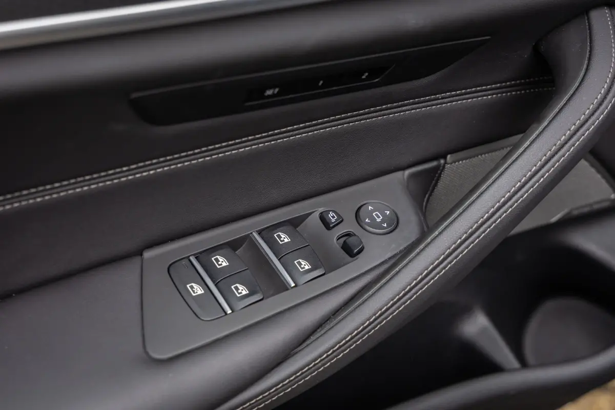 530e M-sport | Pano | 20'' | SOH 96% | Leder | M-pakket | Harman/kardon | Head-up | Elektrisch verstelb. bestuurdersstoel | Apple Carplay/Android Auto | Achteruitrijcamera | Apple Carplay/An