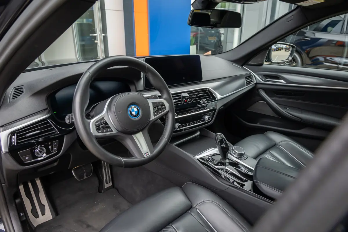 530e M-sport | Pano | 20'' | SOH 96% | Leder | M-pakket | Harman/kardon | Head-up | Elektrisch verstelb. bestuurdersstoel | Apple Carplay/Android Auto | Achteruitrijcamera | Apple Carplay/An