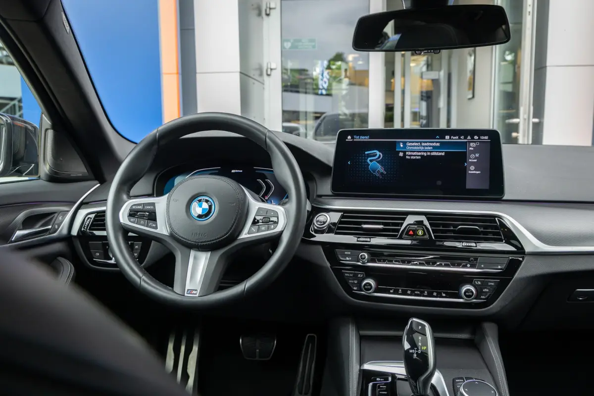 530e M-sport | Pano | 20'' | SOH 96% | Leder | M-pakket | Harman/kardon | Head-up | Elektrisch verstelb. bestuurdersstoel | Apple Carplay/Android Auto | Achteruitrijcamera | Apple Carplay/An