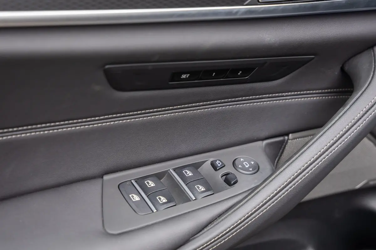 530e M-sport | Pano | 20'' | SOH 96% | Leder | M-pakket | Harman/kardon | Head-up | Elektrisch verstelb. bestuurdersstoel | Apple Carplay/Android Auto | Achteruitrijcamera | Apple Carplay/An