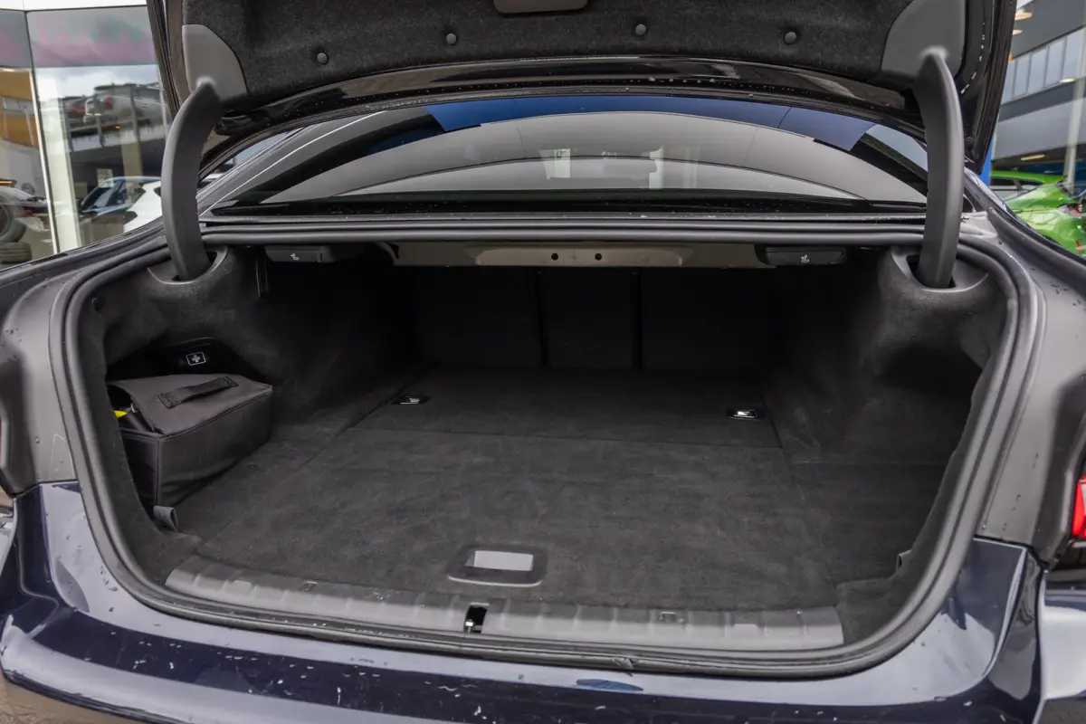 530e M-sport | Pano | 20'' | SOH 96% | Leder | M-pakket | Harman/kardon | Head-up | Elektrisch verstelb. bestuurdersstoel | Apple Carplay/Android Auto | Achteruitrijcamera | Apple Carplay/An