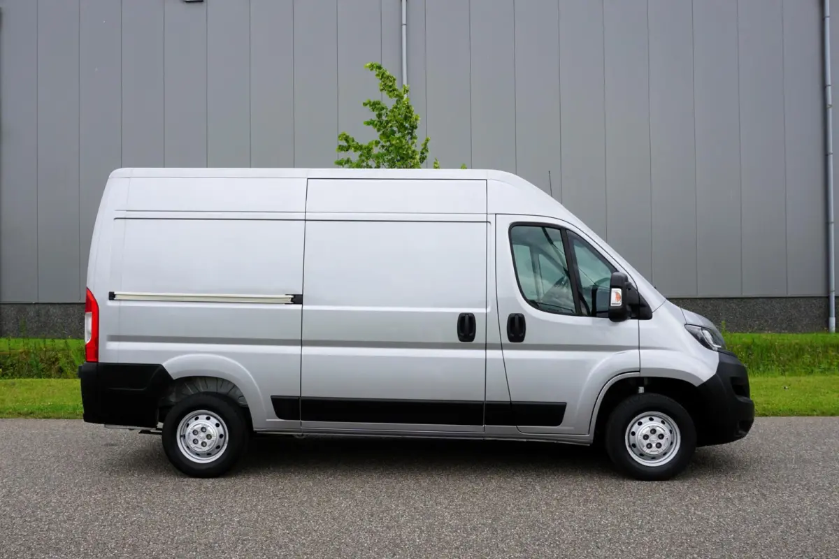 335 2.2 BlueHDi 140 L2H2 Premium in Topstaat |1e eigenaar |Camera |Cruise |Navi |140 pk |3500 KG |BPM vrij |Mooie camperbasis |Metallic lak |Parkeersensoren |EURO6D