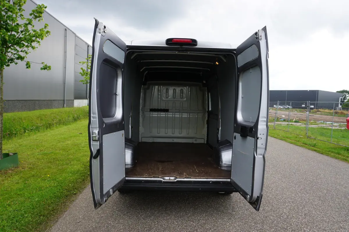 335 2.2 BlueHDi 140 L2H2 Premium in Topstaat |1e eigenaar |Camera |Cruise |Navi |140 pk |3500 KG |BPM vrij |Mooie camperbasis |Metallic lak |Parkeersensoren |EURO6D