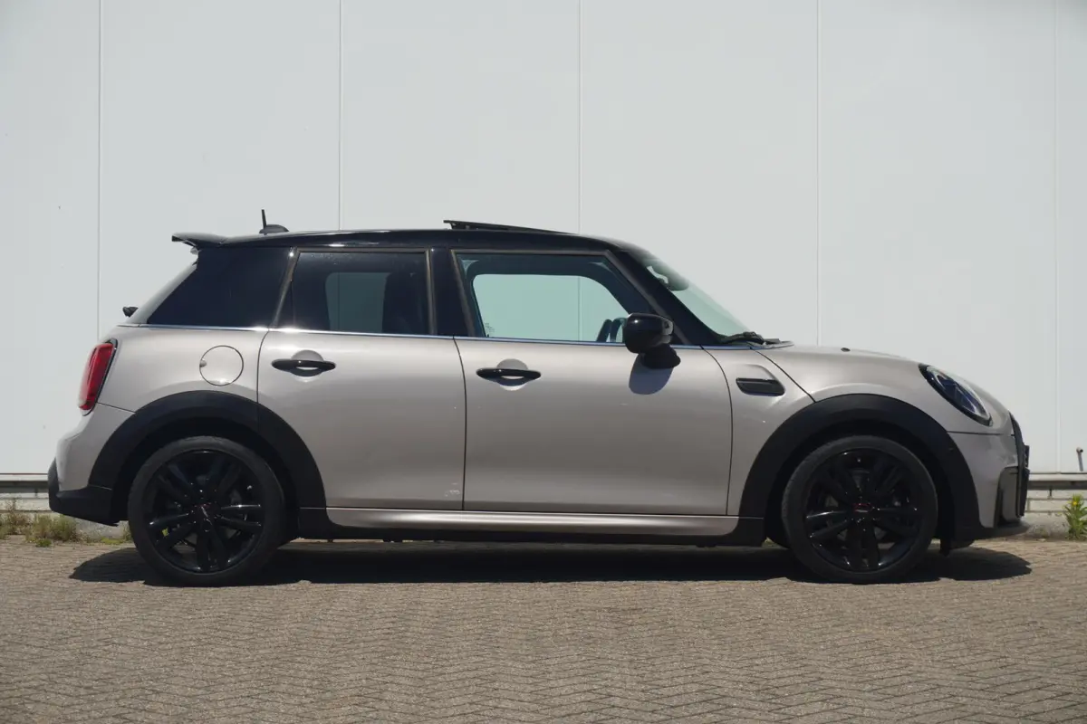 Cooper John Cooper Works Uitvoering | Harman Kardon | Panoramadak | Driving Assistant | Achteruitrijcamera | Stoel & Stuur verwarming