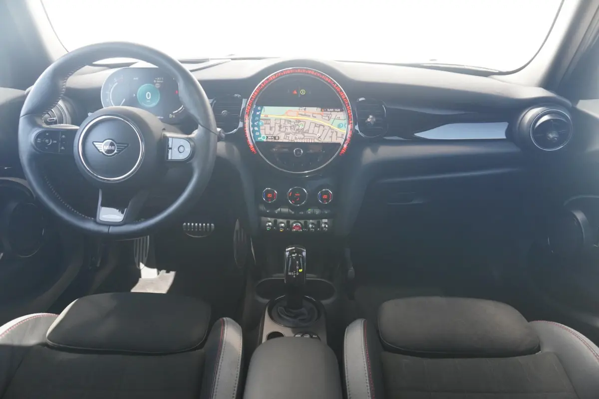 Cooper John Cooper Works Uitvoering | Harman Kardon | Panoramadak | Driving Assistant | Achteruitrijcamera | Stoel & Stuur verwarming