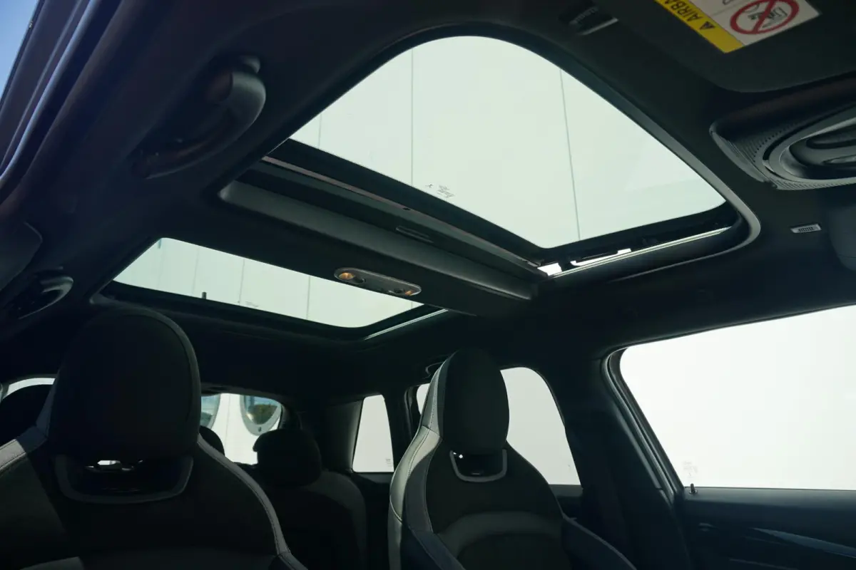Cooper John Cooper Works Uitvoering | Harman Kardon | Panoramadak | Driving Assistant | Achteruitrijcamera | Stoel & Stuur verwarming
