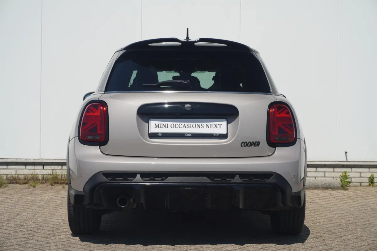 Cooper John Cooper Works Uitvoering | Harman Kardon | Panoramadak | Driving Assistant | Achteruitrijcamera | Stoel & Stuur verwarming
