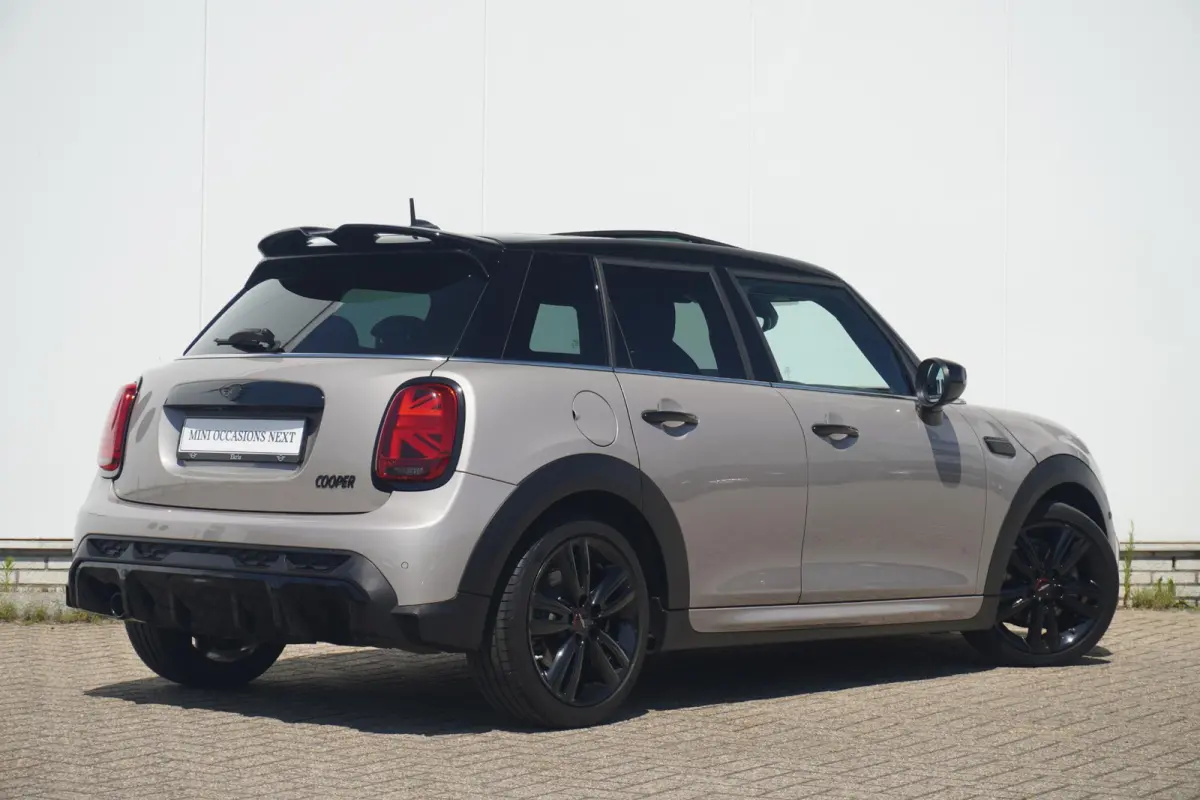 Cooper John Cooper Works Uitvoering | Harman Kardon | Panoramadak | Driving Assistant | Achteruitrijcamera | Stoel & Stuur verwarming